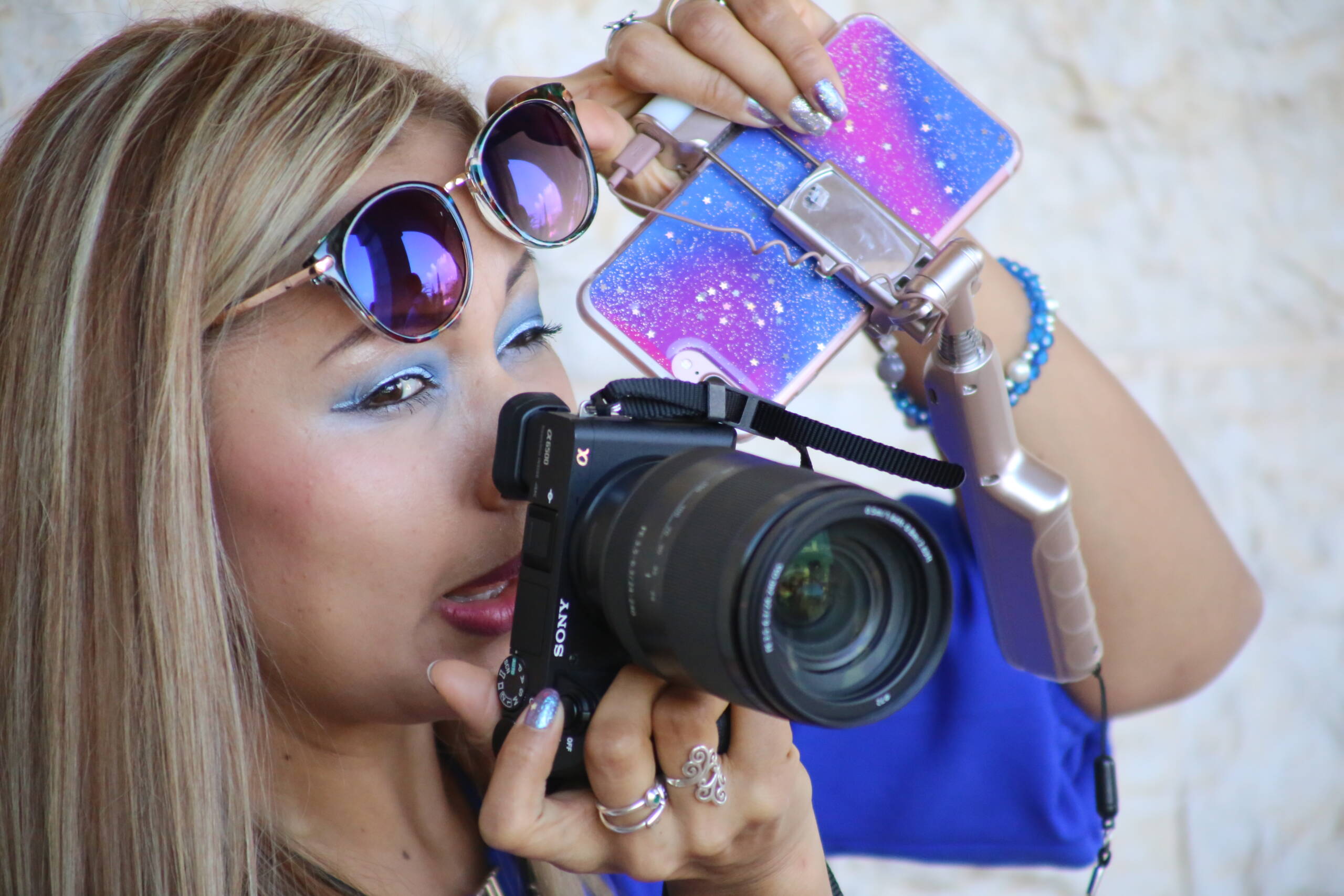 Blue metallic street look with mirrored round sunglasses, silver stacked rings and chrome nails
