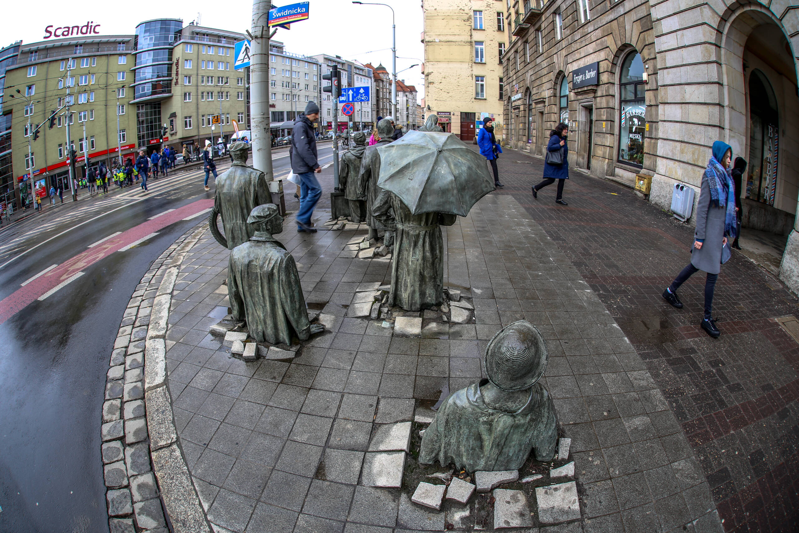 Jerzy Kalina&rsquo;s &ldquo;Przejście&rdquo; installation on Świdnicka in Wrocław, bronze figures sinking into the pavement